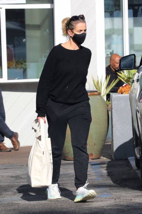 Cameron Diaz – In all-black running errands in Bel Air | Cameron Diaz