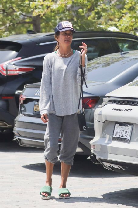 Brooke Burke – Seen while shopping at whole foods in Malibu | Brooke