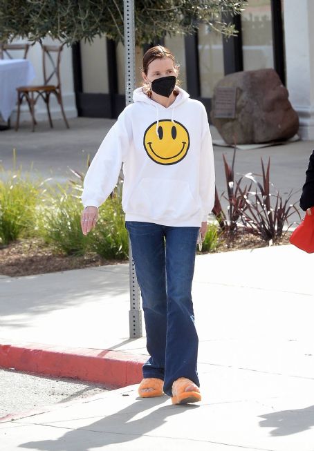 Geena Davis – Run errands wearing slippers in Los Angeles