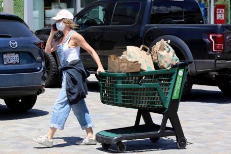 Denise Richards – Shopping at her local Whole Foods in Malibu - FamousFix