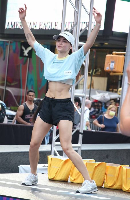 Paris Berelc – Fitness in Times Square with Phantom Fitness in NYC