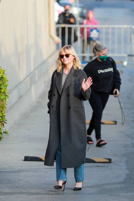 Kirsten Dunst – Dons casual chic at the El Capitan Entertainment Centre