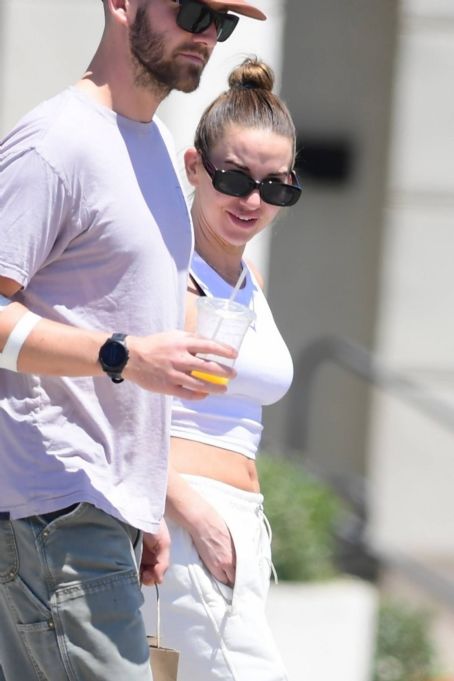 Shailene Woodley – Steps out for lunch with friends in Los Angeles