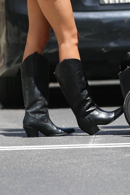 Emily Ratajkowski – Out in an orange mini skirt and cowboy boots in New