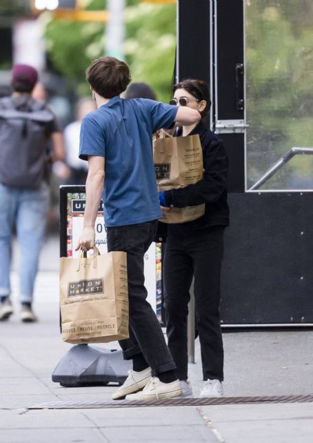 Natalia Dyer – Shopping in New York | Charlie Heaton Picture #109497293