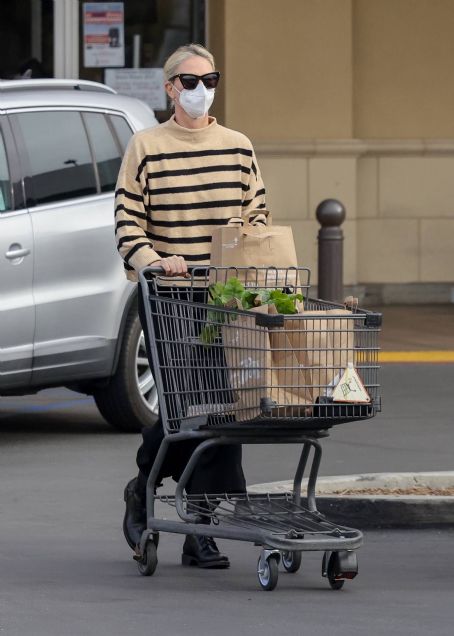 Charlize Theron – Shopping ahead of Christmas at Gelson’s Market in Studio City