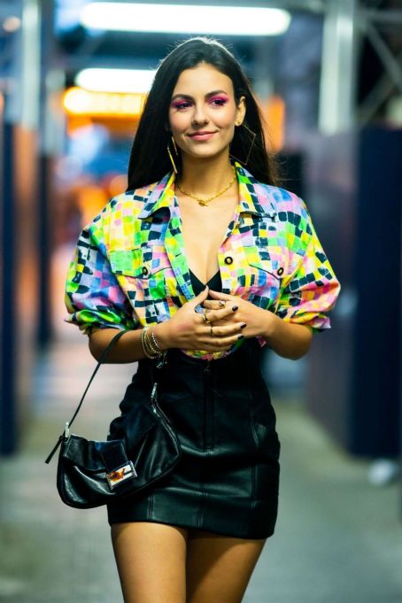 Victoria Justice – out and about in Midtown in NY | Victoria Justice