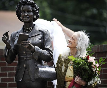 Noel with her statue of Lois Lane | Noel Neill Picture #16160203 - 454 ...