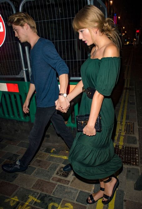 August 22, 2018 - Taylor Swift and Joe Alwyn outside a restaurant in New York