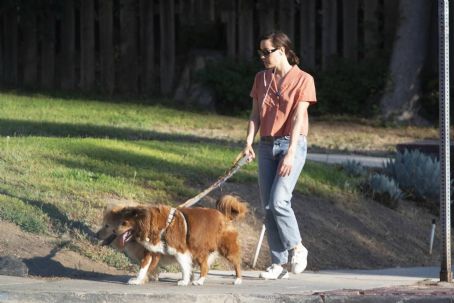 Aubrey Plaza – Takes her rescue dogs for a walk on a hot Los Angeles