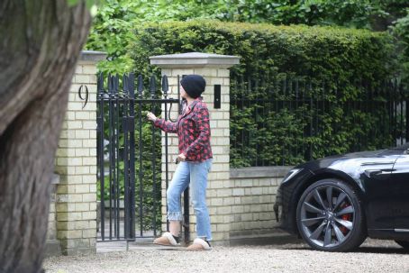 Sadie Frost – Heads to Jude Law’s house in London