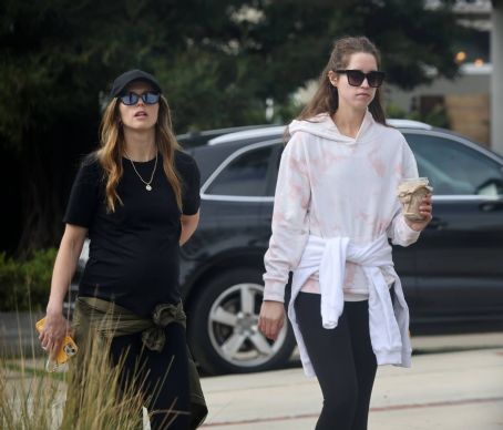 Katherine Schwarzenegger – With sister Christina in Los Angeles
