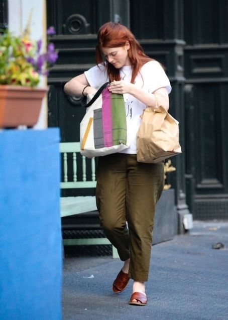 Rose Leslie – Picks up her lunch to-go in New York
