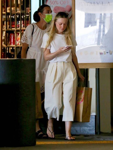 Dakota Fanning Seen While Shopping In Los Angeles Dakota Fanning