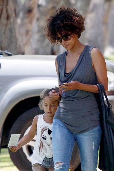 Halle Berry Takes Her Daughter Nahla To A Doctors Appointment In Brentwood Famousfix 7280