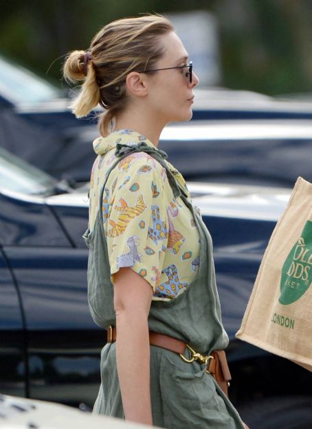 Elizabeth Olsen – Shopping for groceries with husband Robbie Arnet at