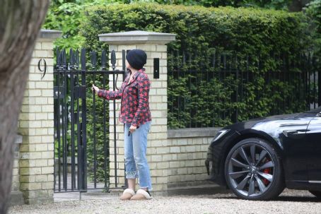 Sadie Frost – Heads to Jude Law’s house in London