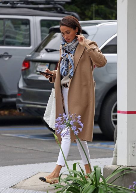 Meghan Markle – Photographed outside an office in Santa Barbara