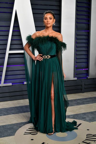 Shay Mitchell: 2019 Vanity Fair Oscar Party Hosted By Radhika Jones - Arrivals