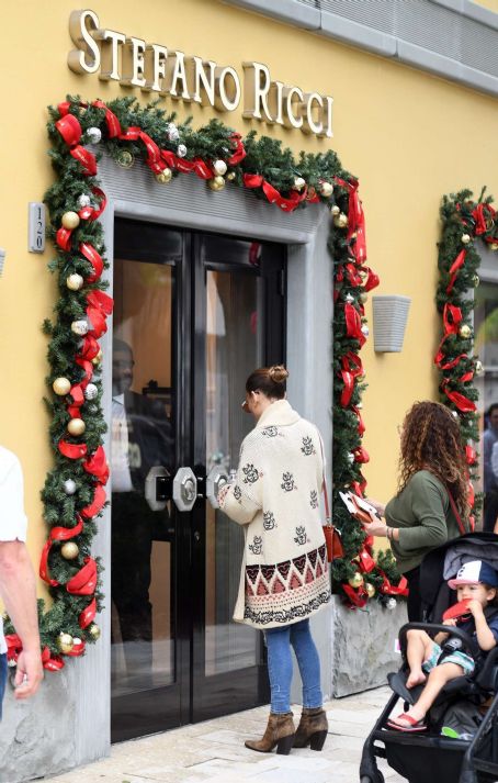 Jennifer Lopez – Last Minute Christmas Shopping in Miami | Jennifer