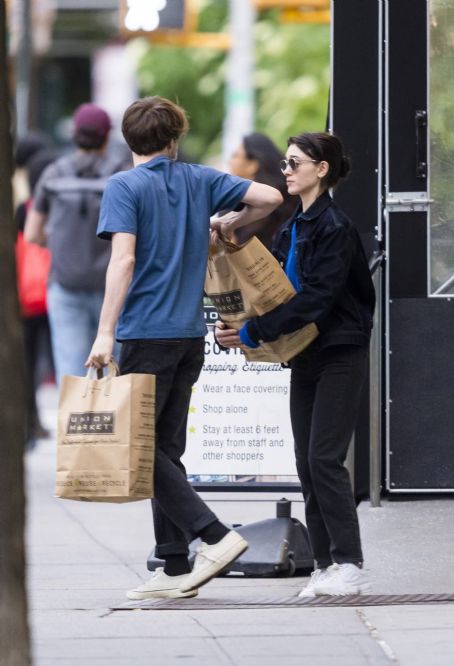 Natalia Dyer – Shopping in New York | Charlie Heaton Picture #109497291