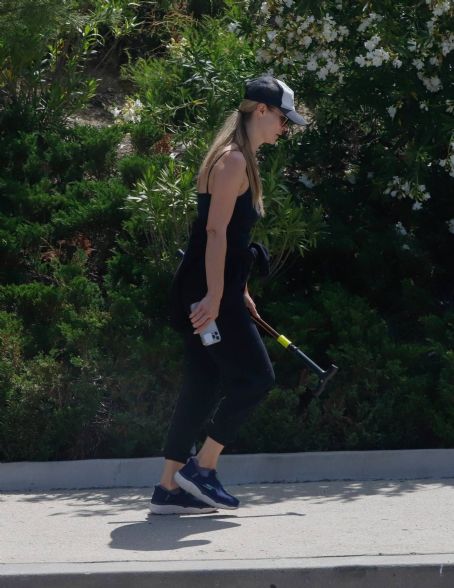 Joanna Krupa – Steps out for a walk in Los Angeles
