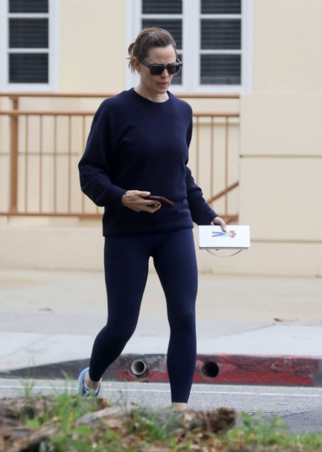 Jennifer Garner – Spotted at morning jog in Santa Monica