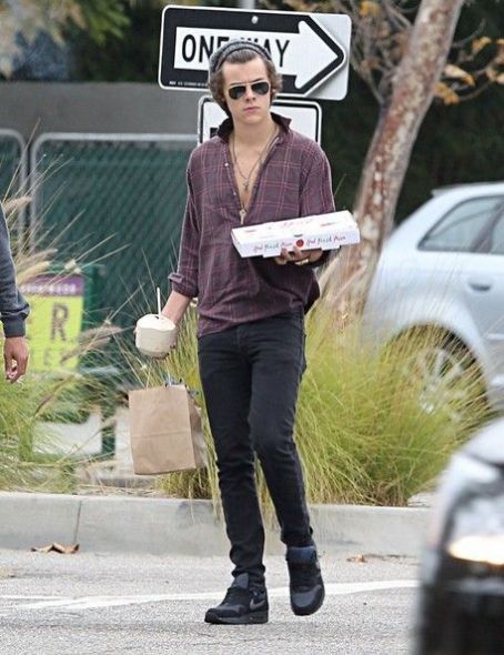 Harry Styles  gets some food to go in Los Angeles
