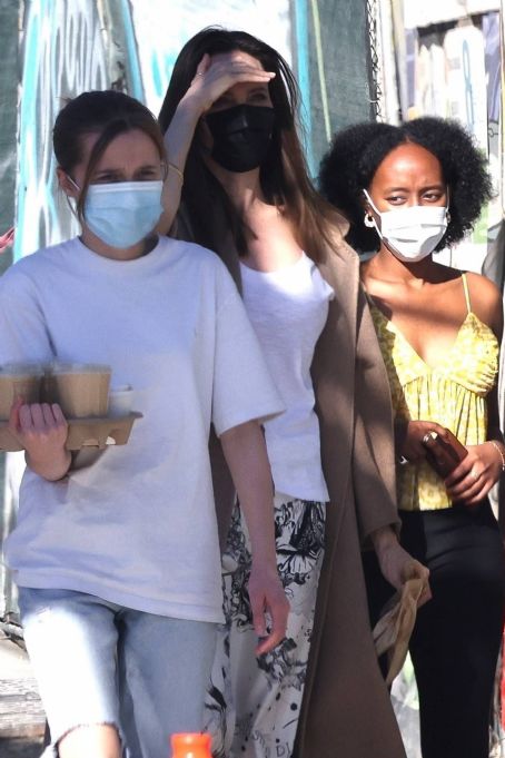 Angelina Jolie – Seen with Vivienne and Zahara in Los Feliz