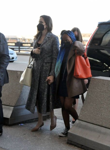 Angelina Jolie – With daughter Zahara Jolie-Pitt Arriving to the airport in Washington DC