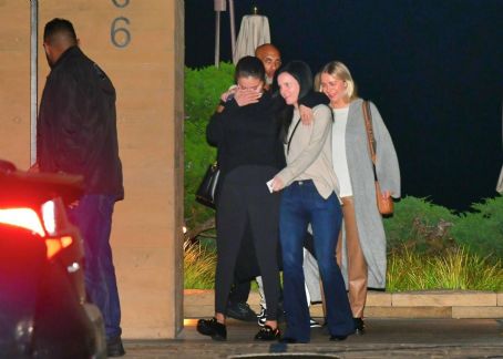 Selena Gomez – Seen after dinner with friends at Nobu Restaurant in Malibu
