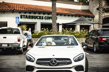 Britney Spears – Wears cat mask while out for cruising in Calabasas