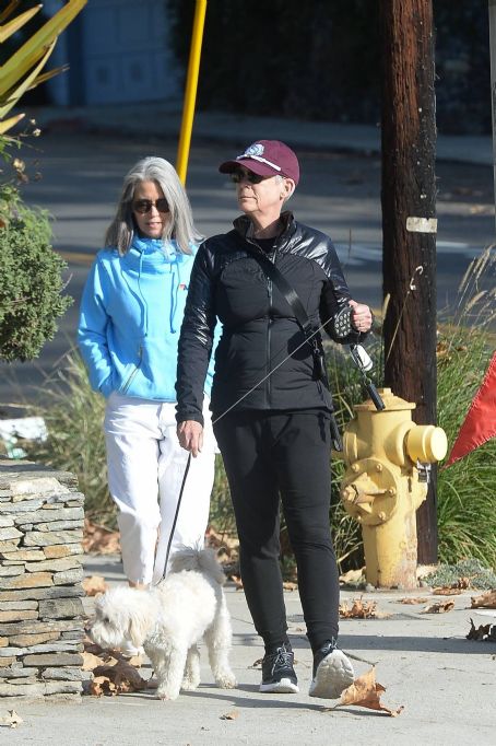 Jamie Lee Curtis – Takes her dog for a walkin Los Angeles | Jamie Lee ...