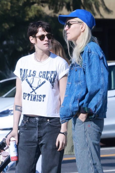Kristen Stewart – With Dylan Meyer enjoying lunch in Los Feliz