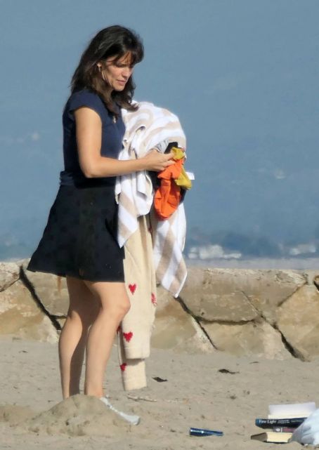 Jennifer Garner – Fashion photoshoot candids on the beach in Santa Barbara