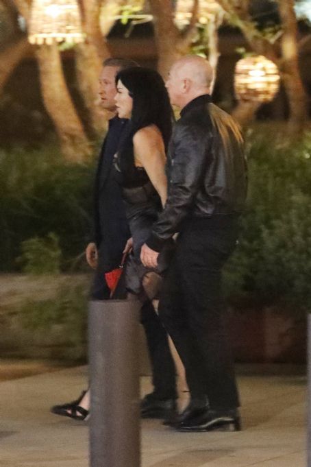 Lauren Sánchez – With Jeff Bezos enjoy a family dinner in West Hollywood