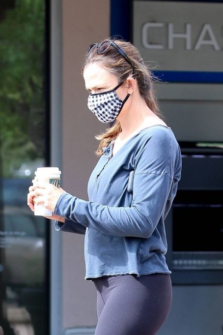 Jennifer Garner – Spotted while getting morning coffee in Malibu ...