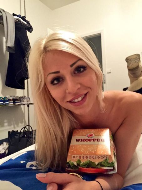 Chloe Lacourt Léa Dalla Riva On A Bed With A Whopper Box And Mike