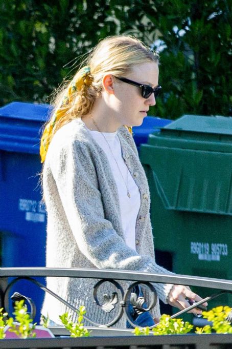 Dakota Fanning – Returning home in Los Angeles | Dakota Fanning Picture