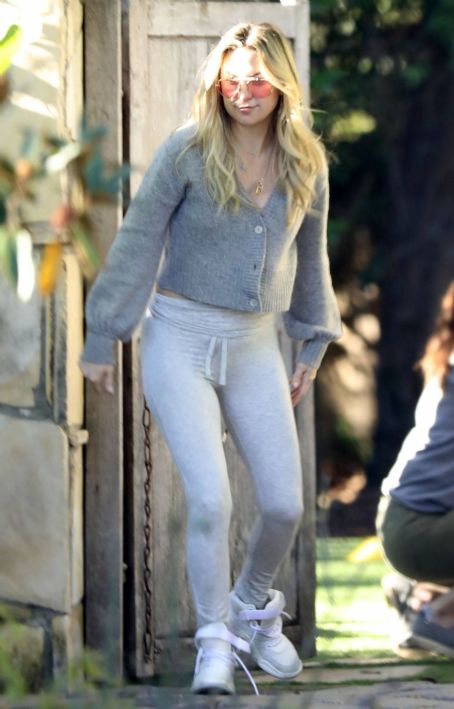 Kate Hudson – Steps out in a cropped sweater and leggings in Los Angeles -  FamousFix.com post
