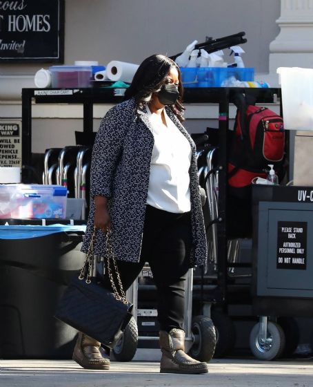 Kate Hudson and Octavia Spencer – On set of ‘Truth Be Told’ in Los ...