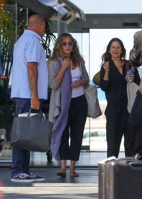 Jennifer Aniston – Jason Bateman, Jimmy Kimmel return from a vacation in The Bahamas