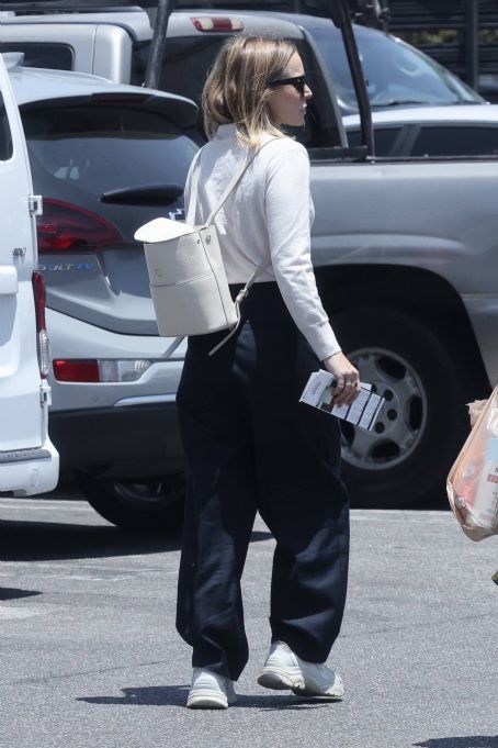 Kristen Bell – Pictured at The Home Depot in Los Angeles