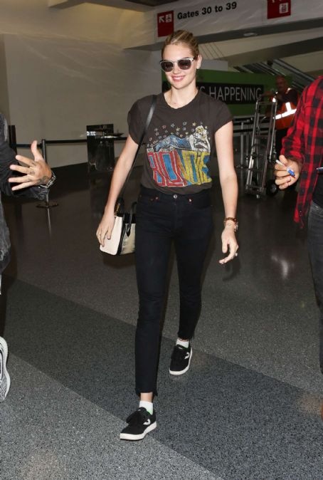 Kate Upton Arrives at LAX Airport in Los Angeles | Kate Upton Picture