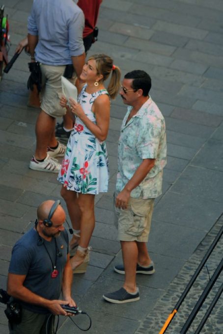 Jennifer Aniston – On set of ‘Murder Mystery’ in Milan