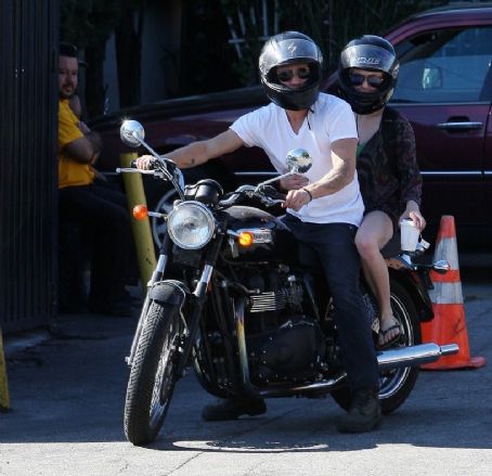 Ryan Phillippe and Amanda Seyfried hold hands while sharing lunch at