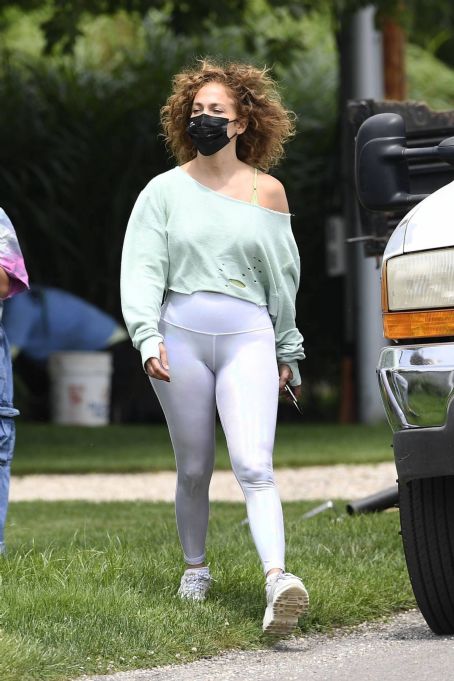 Jennifer Lopez – In white leggings out in Water Mill in New York -  FamousFix.com post