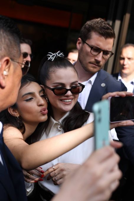 Selena Gomez – Seen with her fans outside the Bulgari Hotel in Paris