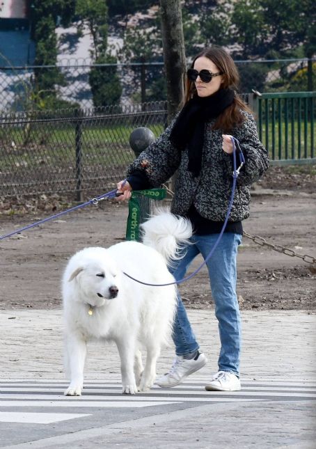 Natalie Portman – Seen with her dogs in the Champ-de-Mars Gardens in Paris