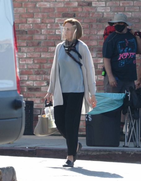 Mandy Moore – On set for the final season of This Is Us filming in Los Angeles